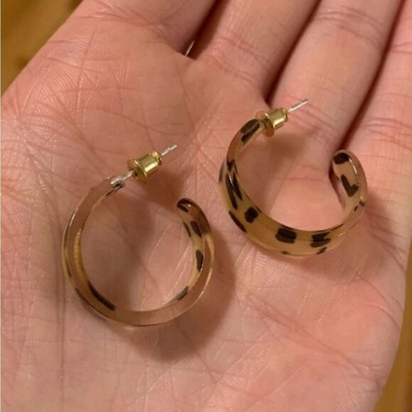 💖 2/$30 Leopard small open hoop resin animal print Resin casual earrings - Picture 11 of 13